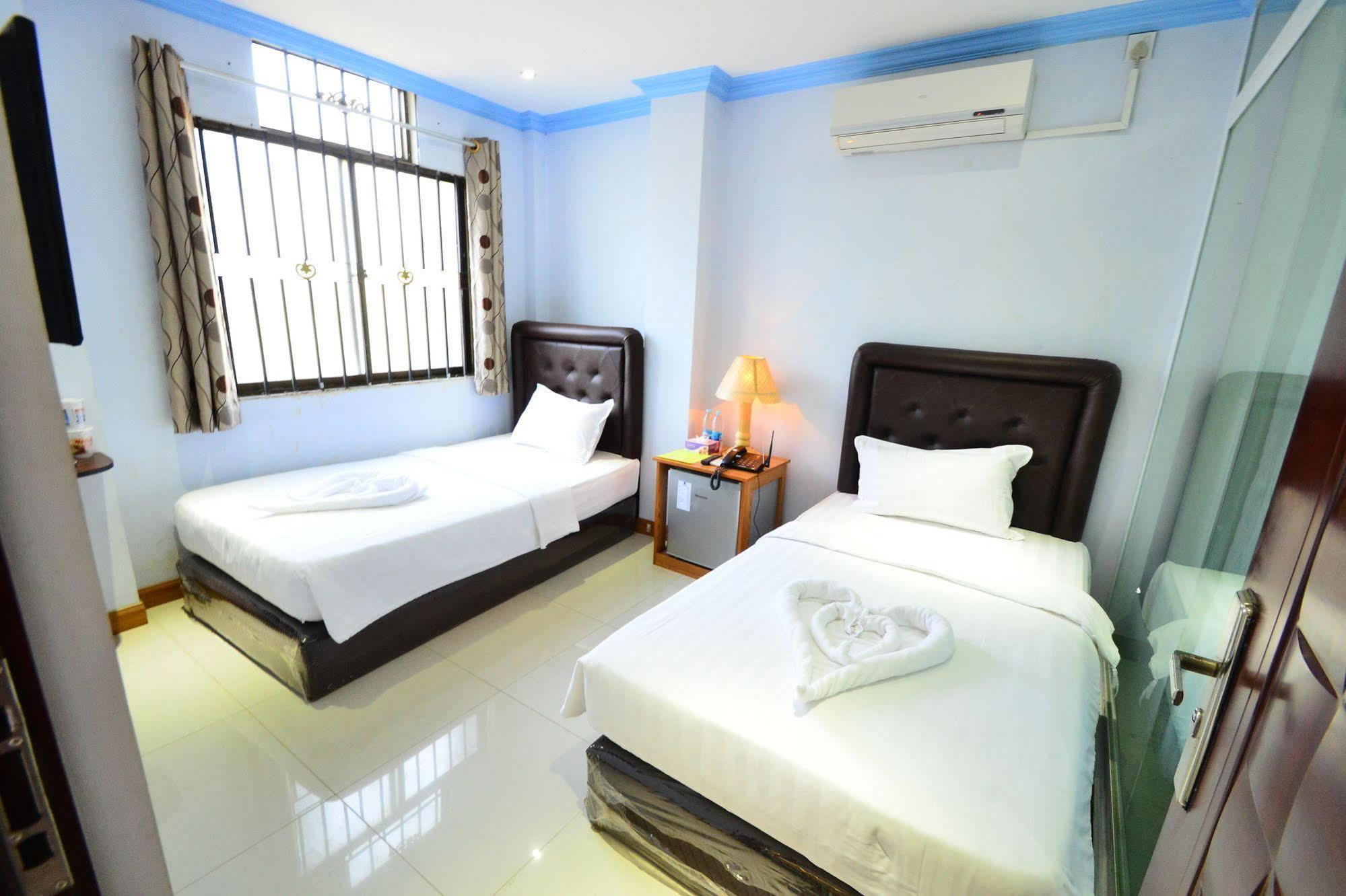 Woodland Hotel Yangon Extérieur photo