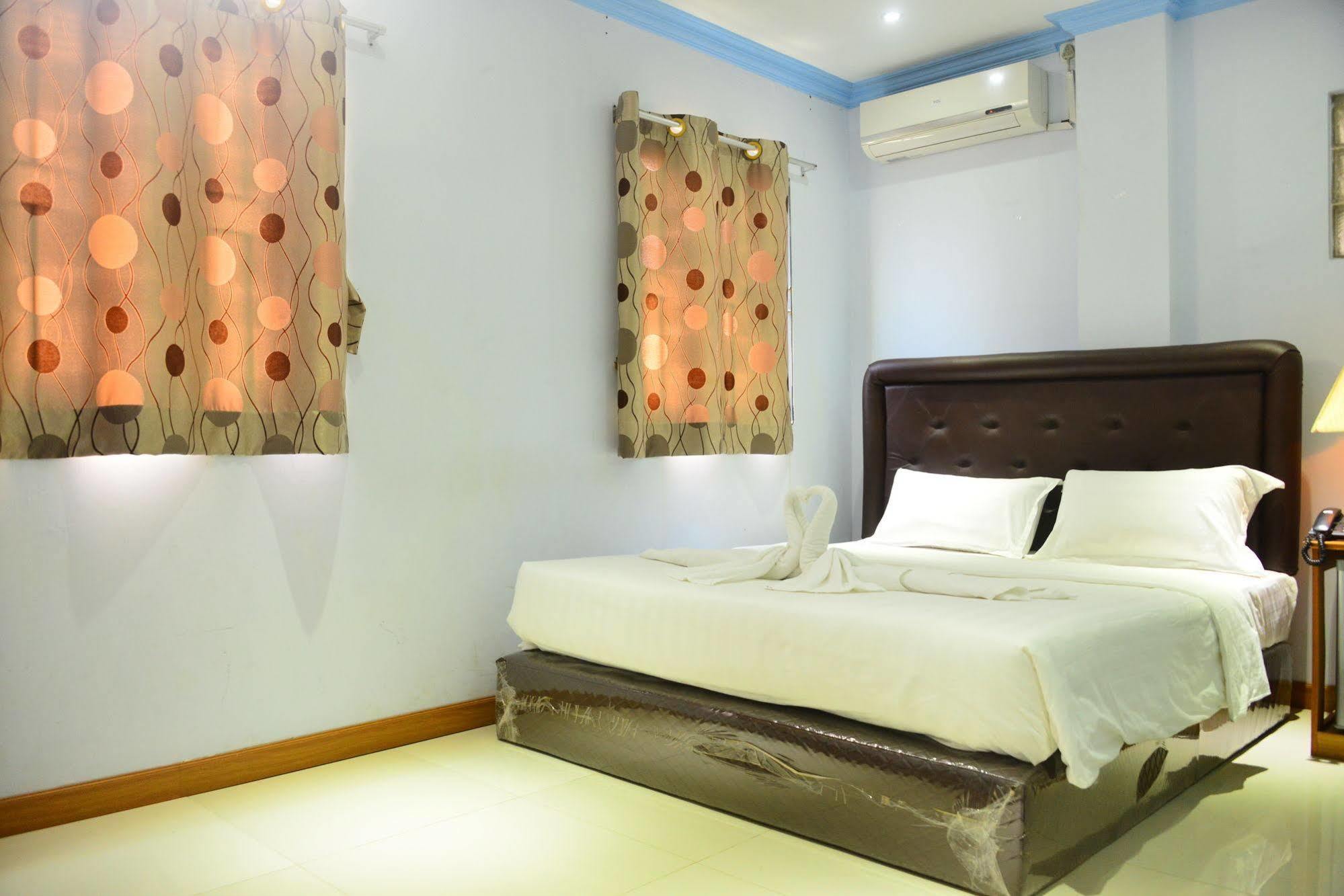 Woodland Hotel Yangon Extérieur photo