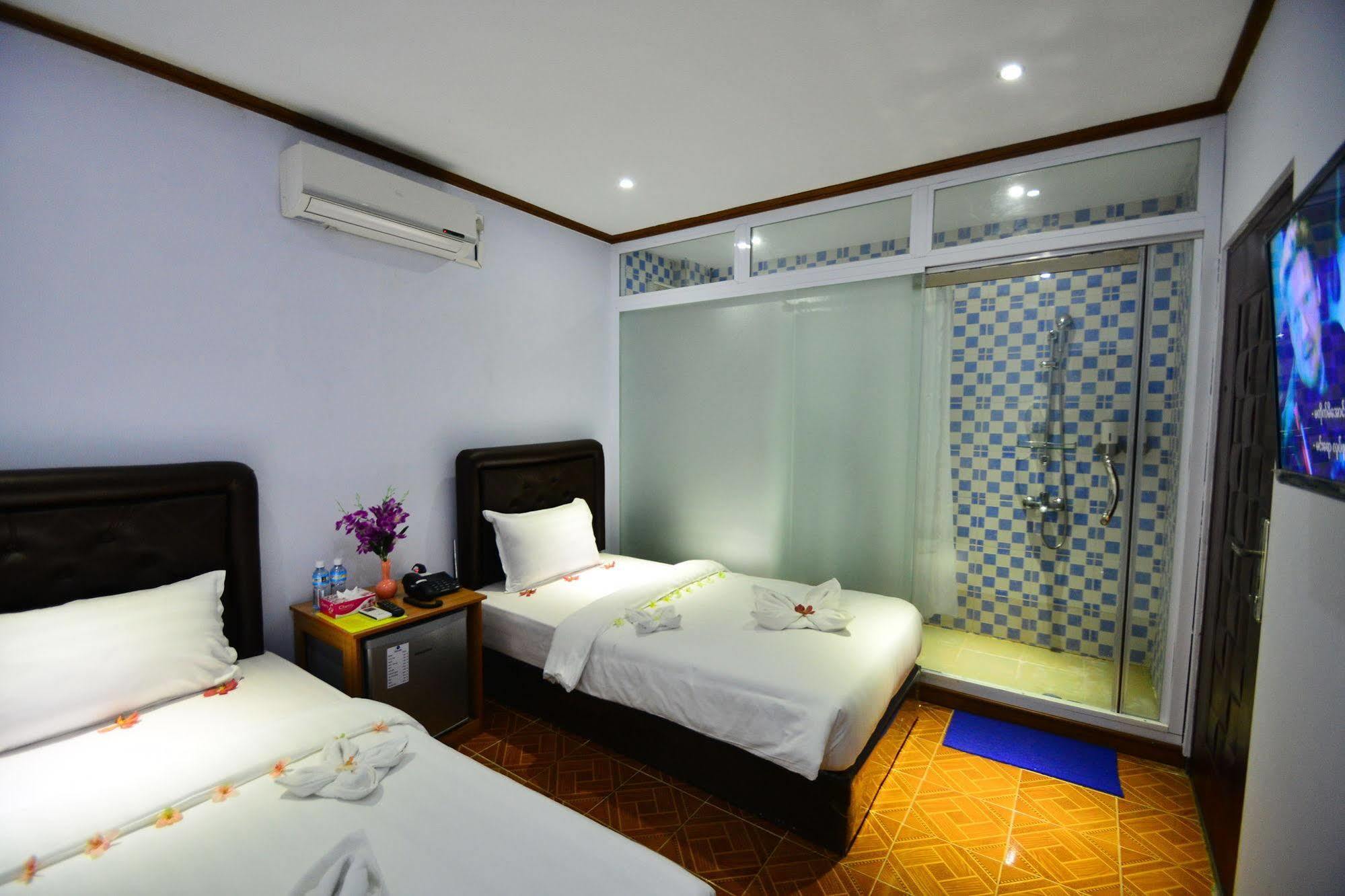 Woodland Hotel Yangon Extérieur photo