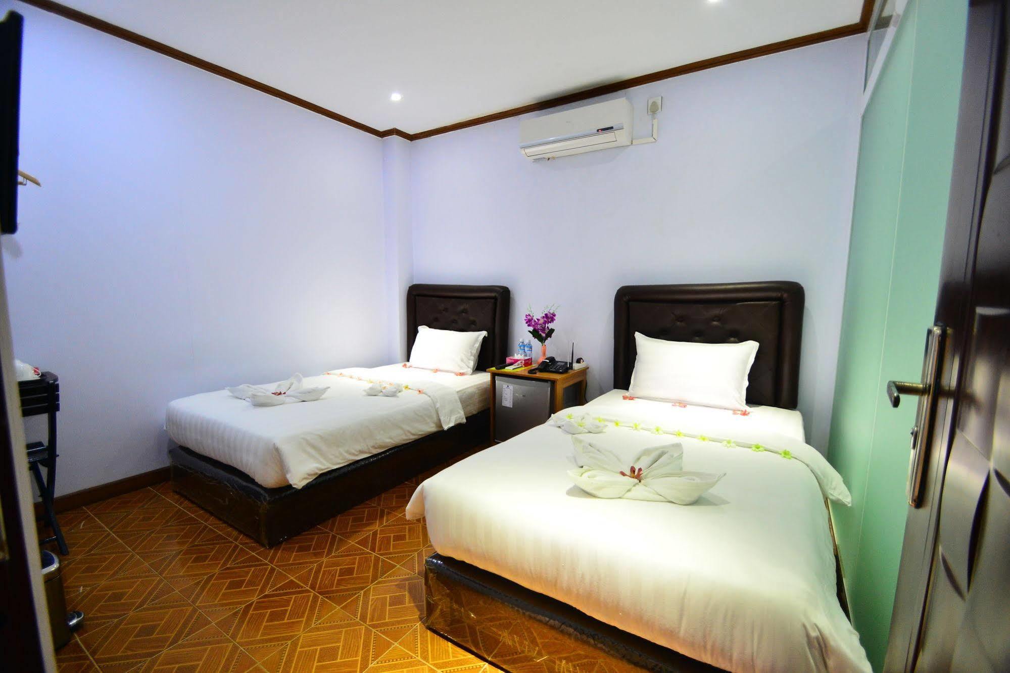 Woodland Hotel Yangon Extérieur photo