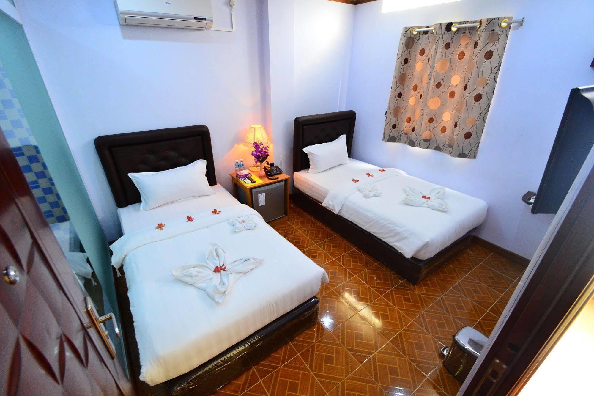 Woodland Hotel Yangon Extérieur photo