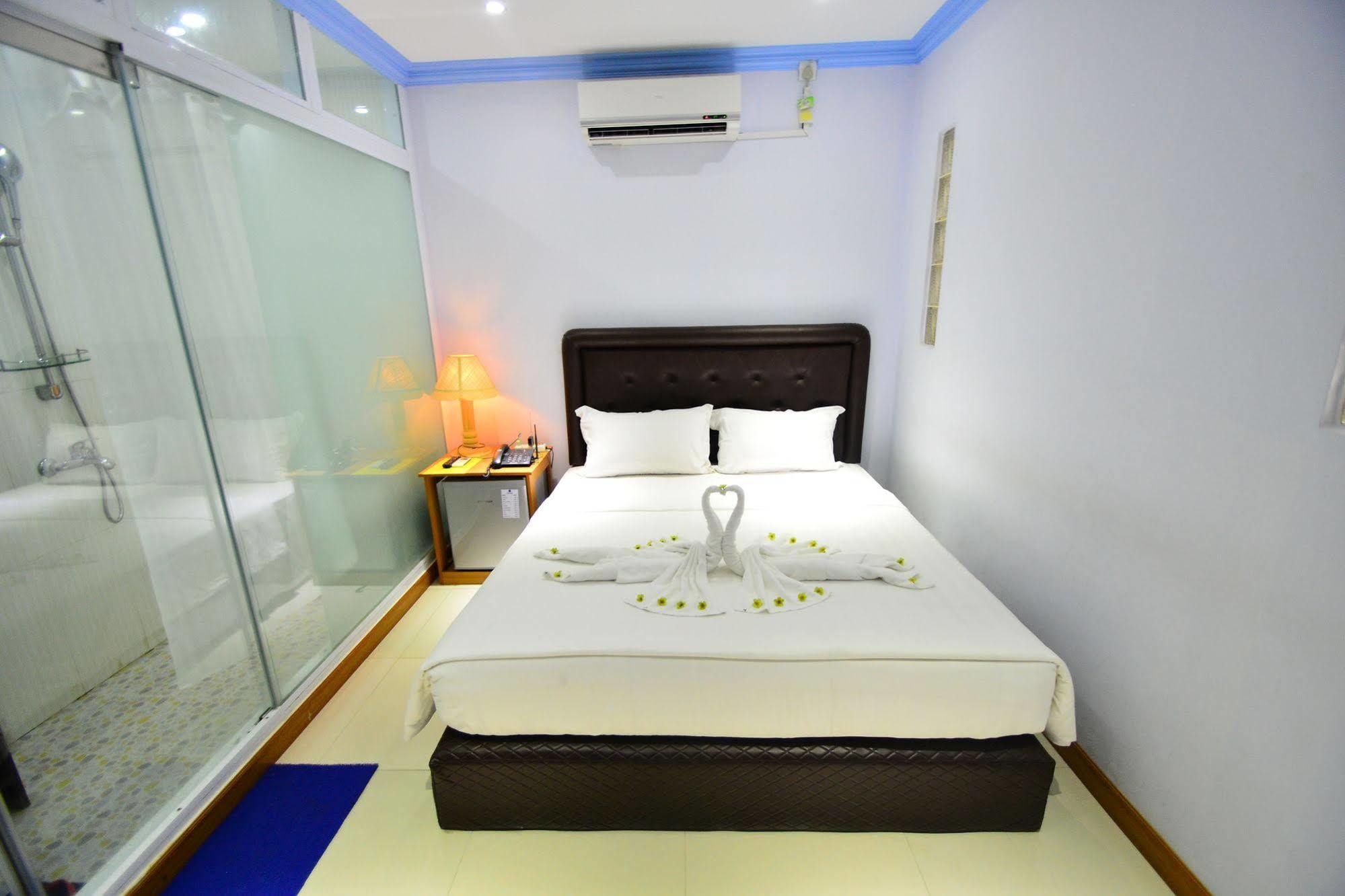 Woodland Hotel Yangon Extérieur photo