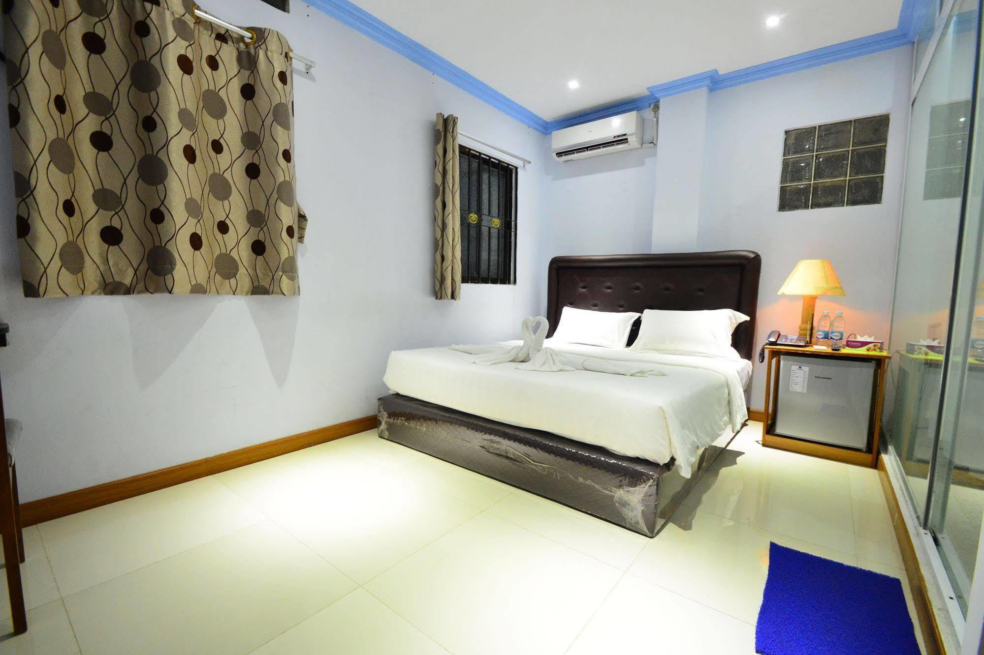Woodland Hotel Yangon Extérieur photo